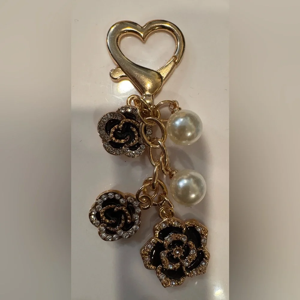 Goldtone Camellia Flower Faux Pearl & Rhinestone Bag Charm/Keychain NWOT - Picture 2 of 4